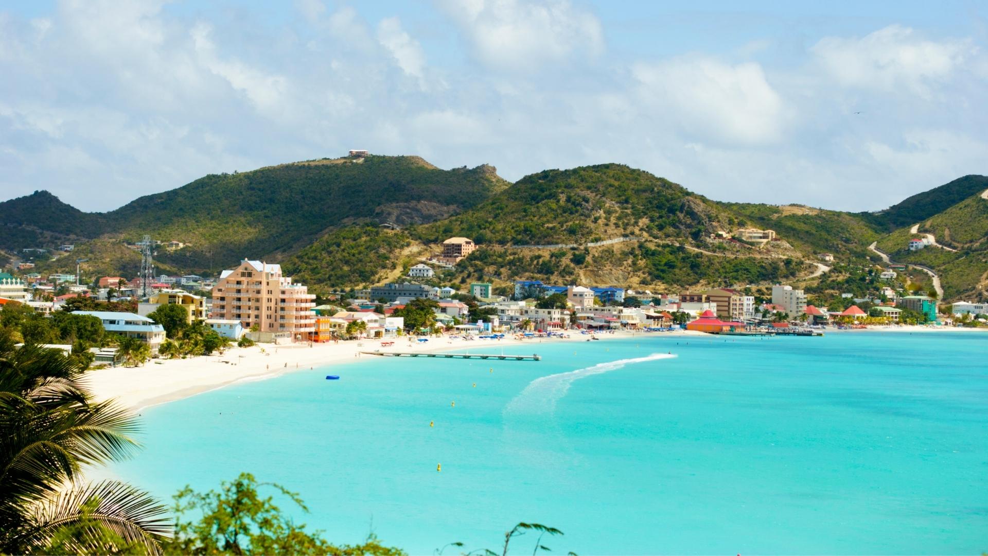 St Maarten - Charter a luxury yacht in St Martin or St Barth