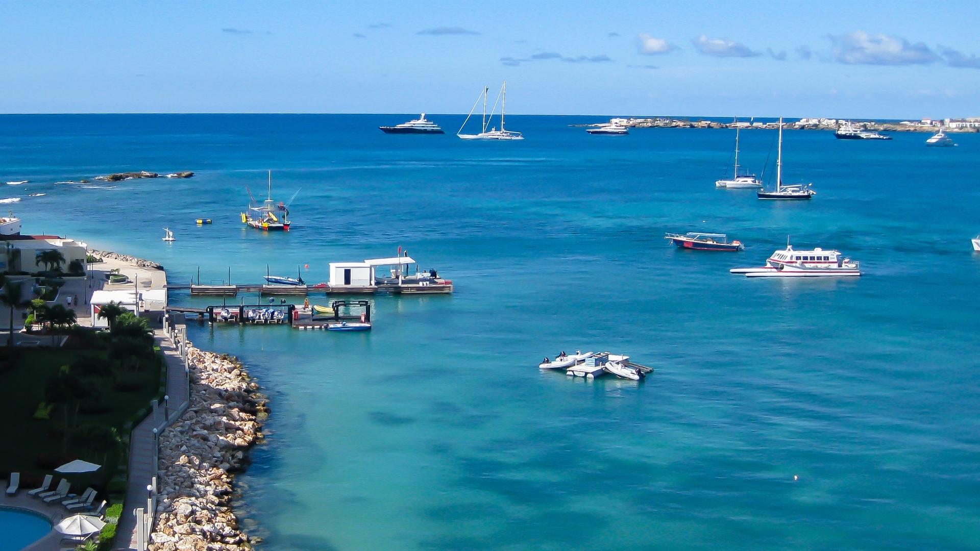 St Martin - Charter a luxury yacht in St Martin or St Barth