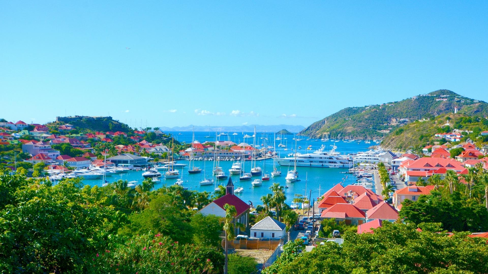 Charter a luxury yacht in St Martin or St Barth and celebrate the holidays in style