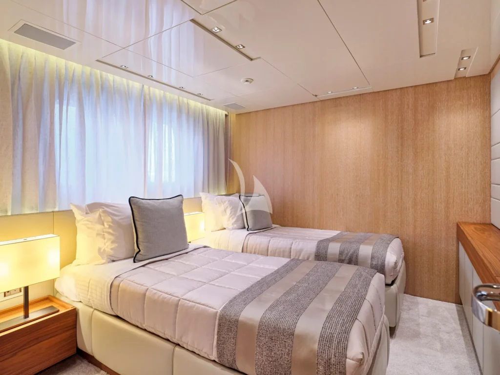 GOLDEN YACHT