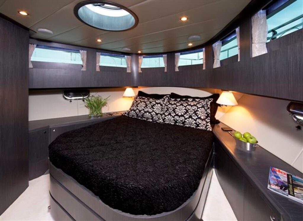 JOHNSON 80’ SKYLOUNGE W/FISHING COCKPIT