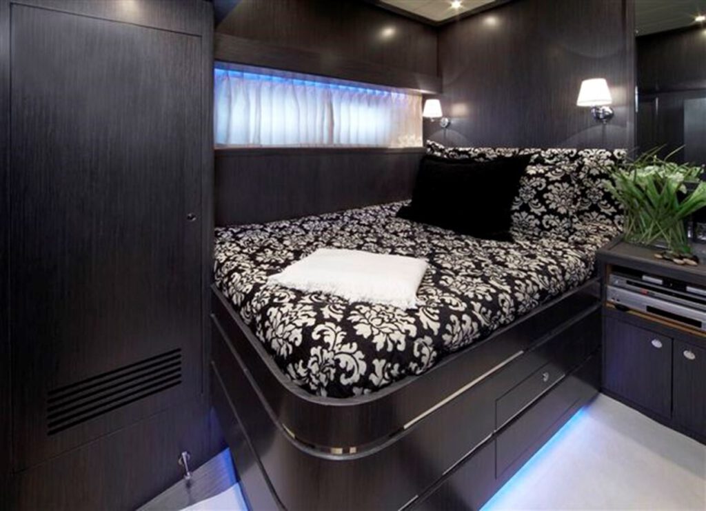 JOHNSON 80’ SKYLOUNGE W/FISHING COCKPIT