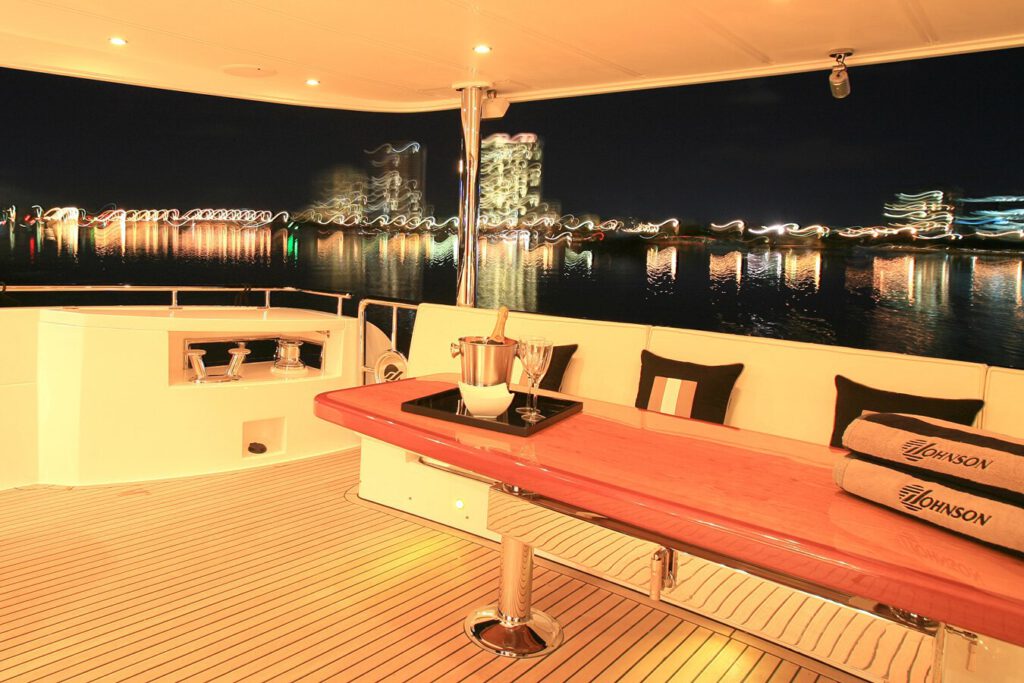 JOHNSON 80’ SKYLOUNGE W/FISHING COCKPIT