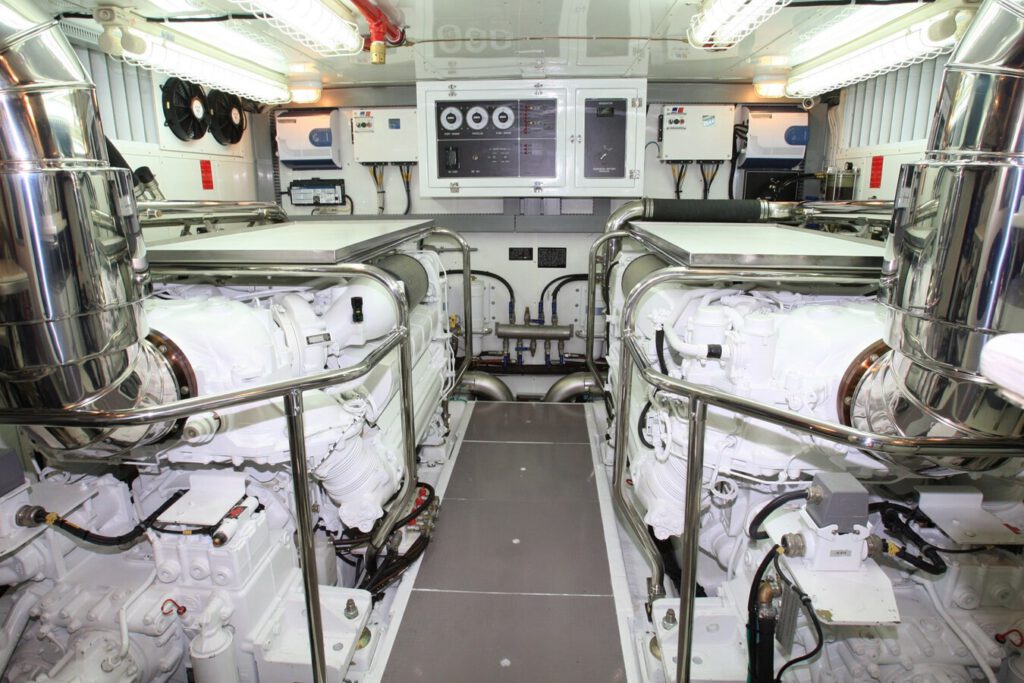 JOHNSON 80’ SKYLOUNGE W/FISHING COCKPIT