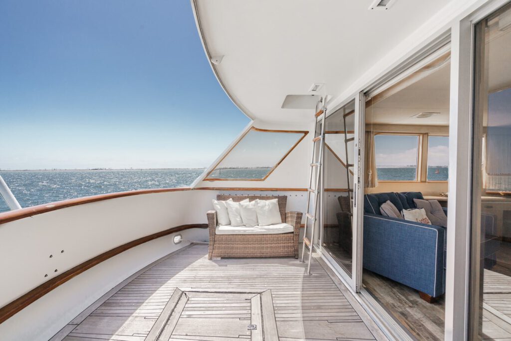 1984 BURGER RAISED PILOTHOUSE